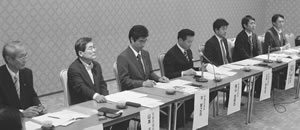 左から中島・山本府議、平・福山・山井議員、前原議員代理の齋藤氏、中野市議