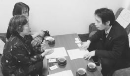 自民党・津田議員（右）に要請する垣田副理事長