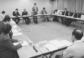 １２人が出席して開かれた西京医師会との懇談会