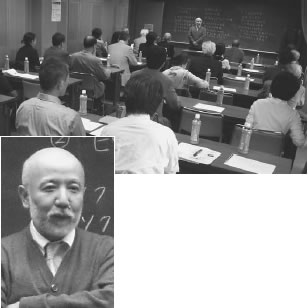 ギリシア哲学を熱心に聴く参加者（右は山田教授）