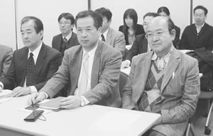 国税局との懇談に臨む参加者（前列中央が内田副理事長）