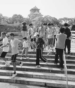 大阪城公園を走る医師たち