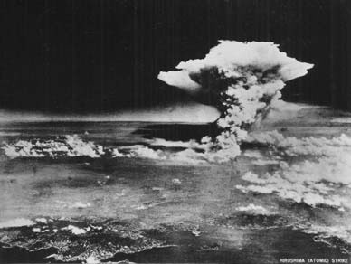 米軍が撮影した原爆投下1時間後のきのこ雲（広島平和記念資料館提供）