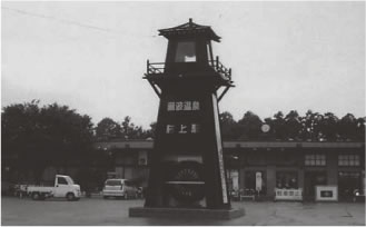 雨の村上駅前