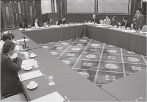 ２０人が出席して開かれた西陣医師会・上京東部医師会との懇談会