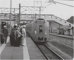 蟹田駅で特急「白鳥９号」に乗り換える