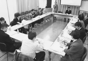 １６人が参加して開かれた山科医師会との懇談会