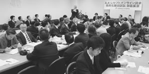 集会には国会議員が多数出席。写真は医師の立場から問題を指摘する自見庄三郎参院議員（国民新党）。